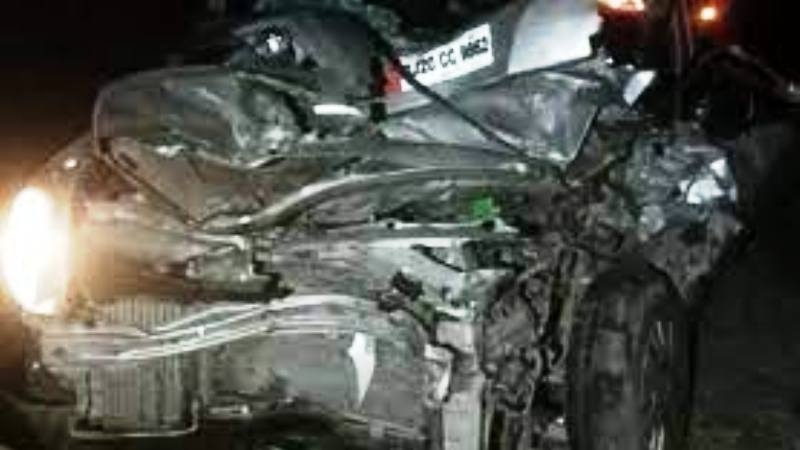मेटाडोर में घुसी कार, कार में सवार दो की मौत, तीन घायल

